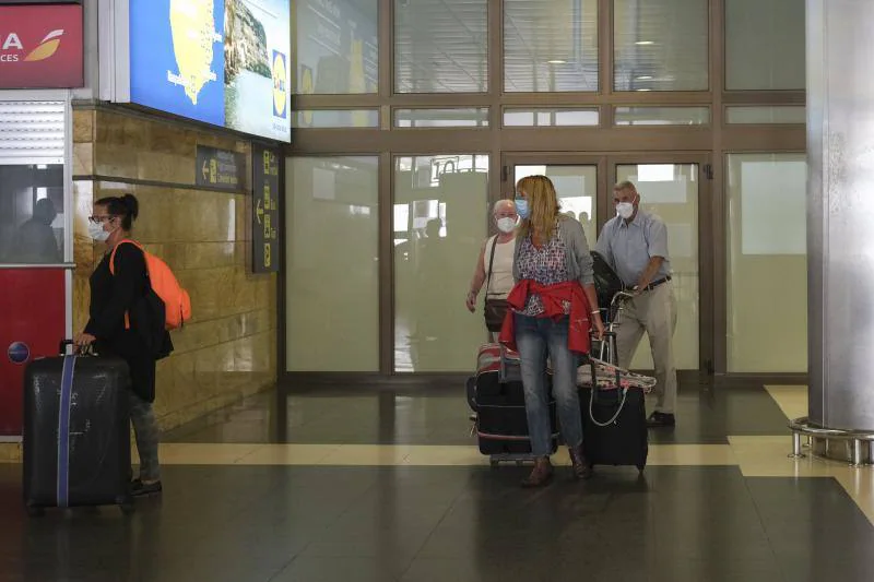 Viajeros llegando al aeropuerto de Gran Canaria. 