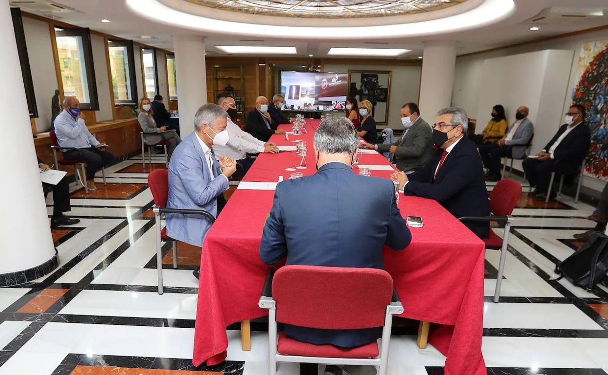 El presidente de Canarias, Ángel Víctor Torres (c), reunió este lunes a su Consejo asesor con representantes de sector turístico y cabildos para informarles sobre la pandemia de coronavirus y las respuestas que prepara su Ejecutivo. 