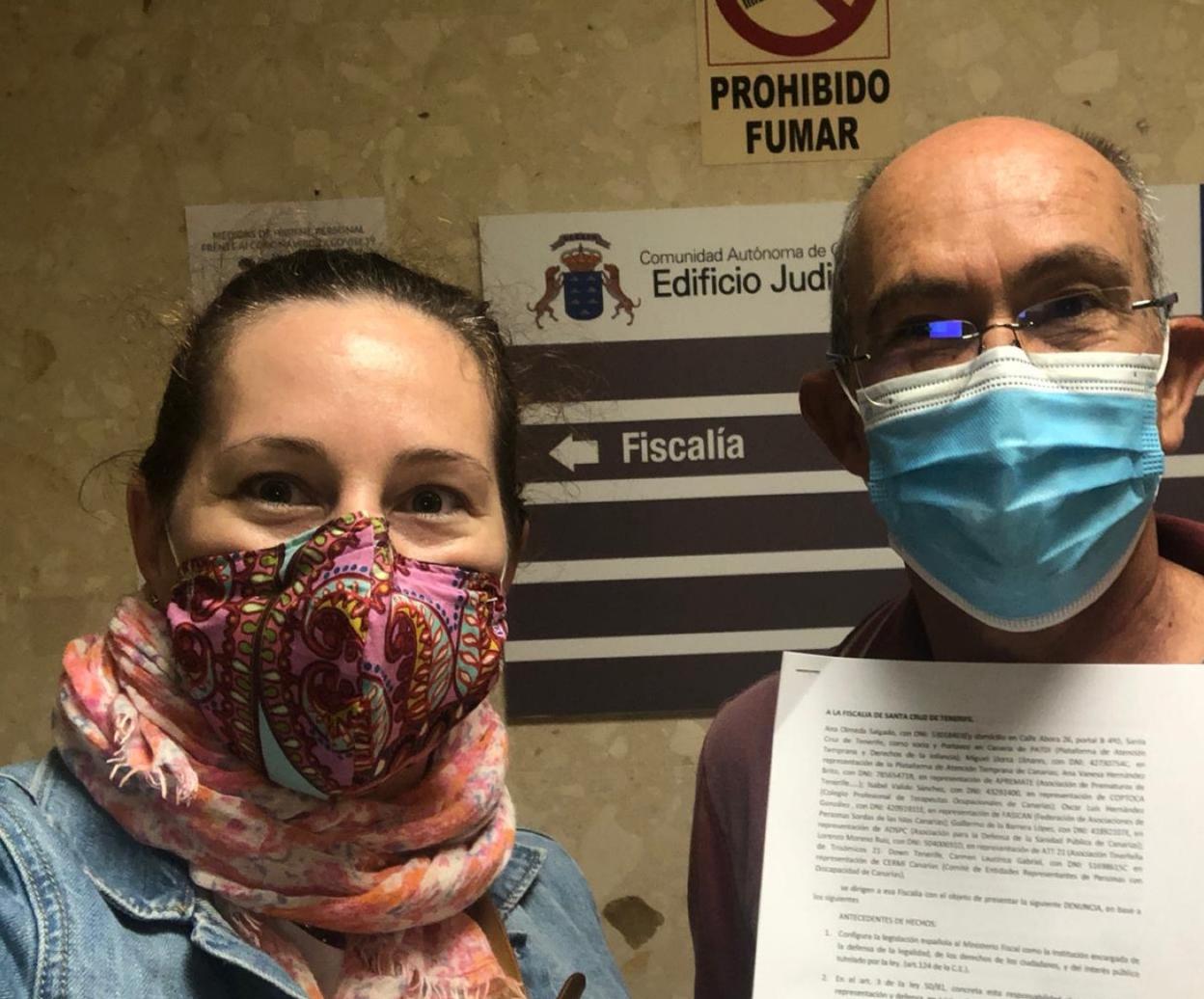 Dos representantes de las asociaciones firmantes muestran la denuncia presentada en Fiscalía. 