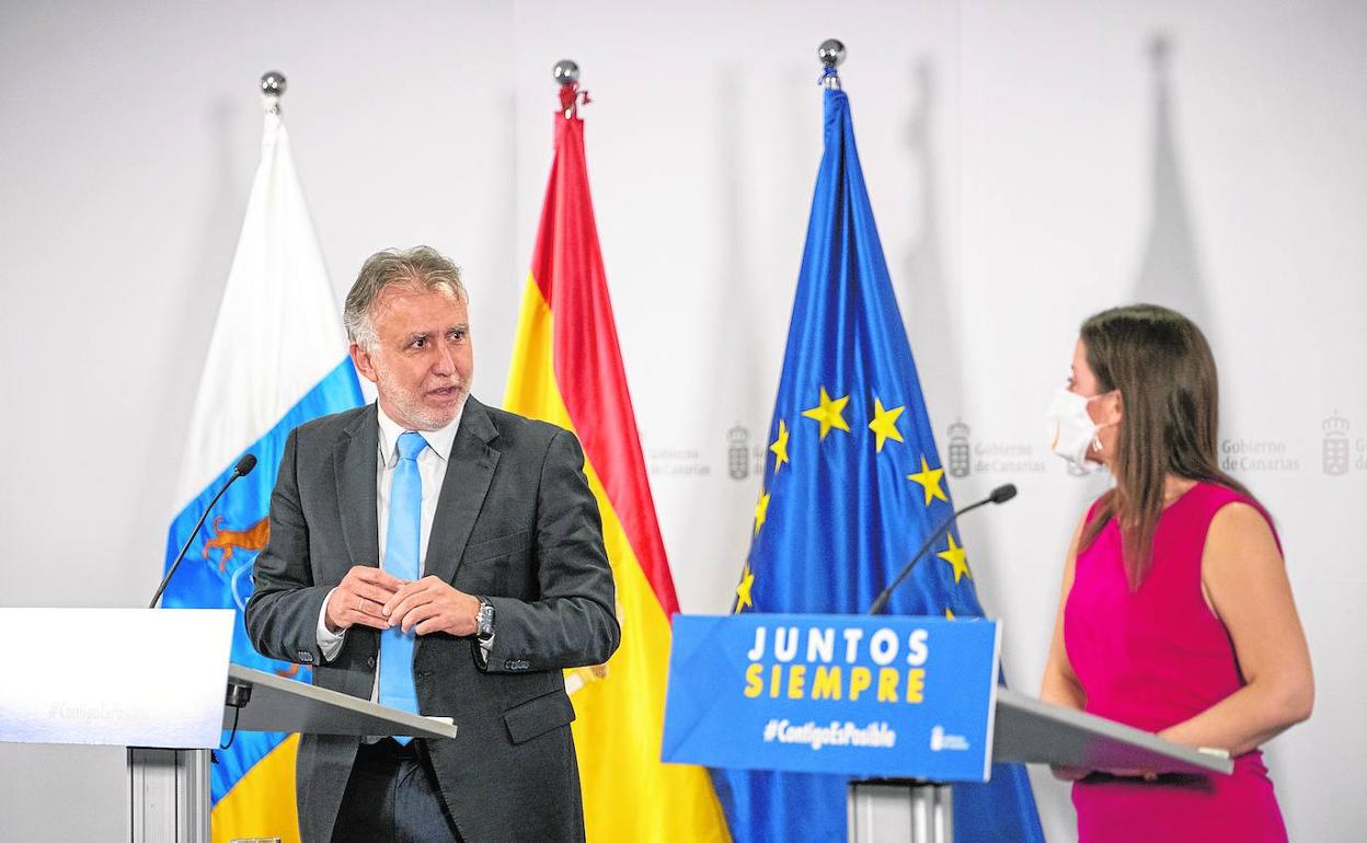 El presidente del Gobierno, Angel Víctor Torres, y la consejera de Turismo, Yaiza Castilla, ayer en la rueda de prensa tras el consejo asesor. 
