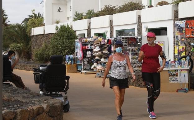 Dos mujeres paseando por una zona turística de Lanzarote. 