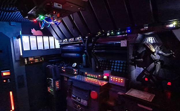 Una de las estancias del museo, con un alien saliendo del conducto de ventilación.