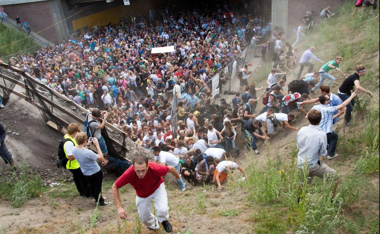 Decenas de personas tratan de huir de una avalancha en el Love Parede de 2010.