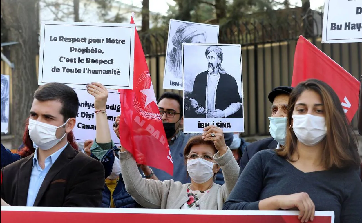 Manifestantes piden respeto al Profeta durante la protesta frente a la Embajada francesa en Teherán.