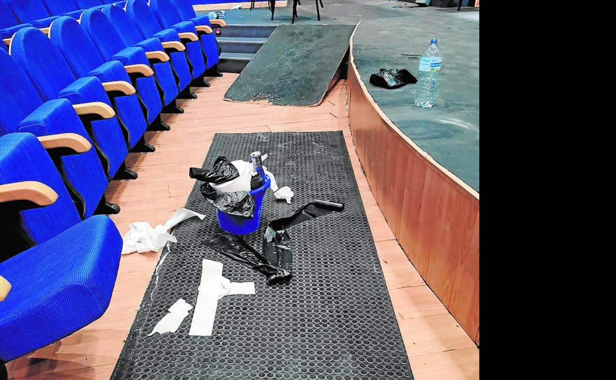 Forzaron la puerta de acceso y rompieron varias butacas. Inés Rodríguez. 