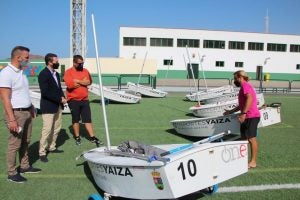 Entrega de material, con presencia de autoridades sureñas. 