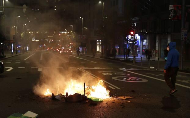 Los manifestantes intentaron cortar la Gran Vía de Madrid quemando contenedores y formando barricadas