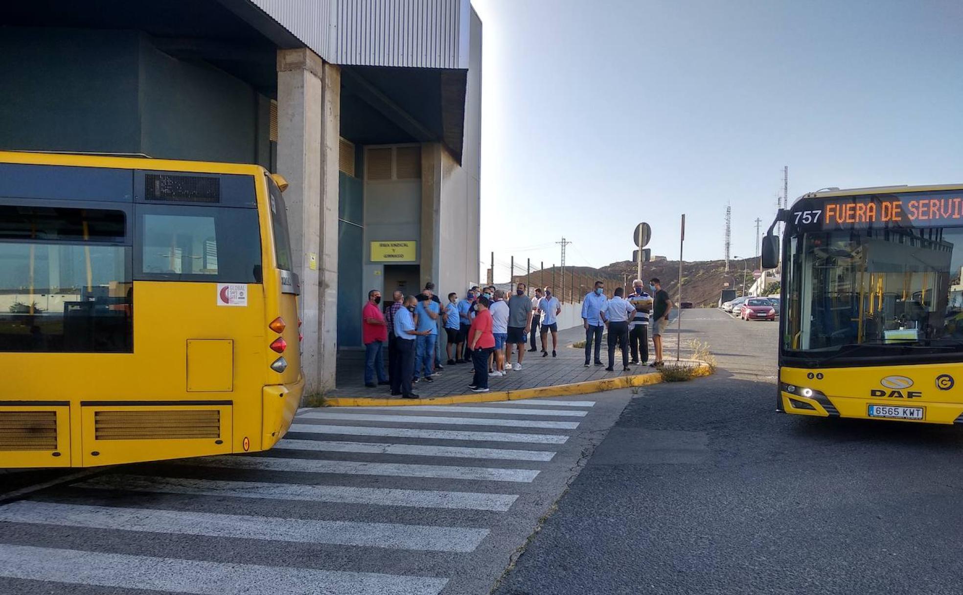 Las guaguas entran en las cocheras del Sebadal al inicio de la huelga. 