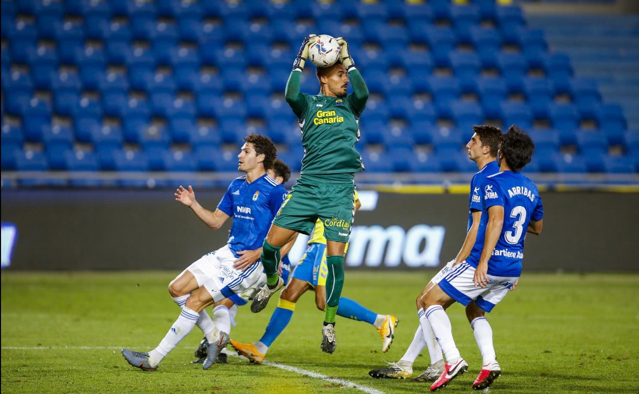 Álvaro Valles atrapa un balón aéreo entre cuatro futbolistas del Real Oviedo en la cita del pasado sábado en el Gran Canaria, donde recibió dos pero paró un penalti. 
