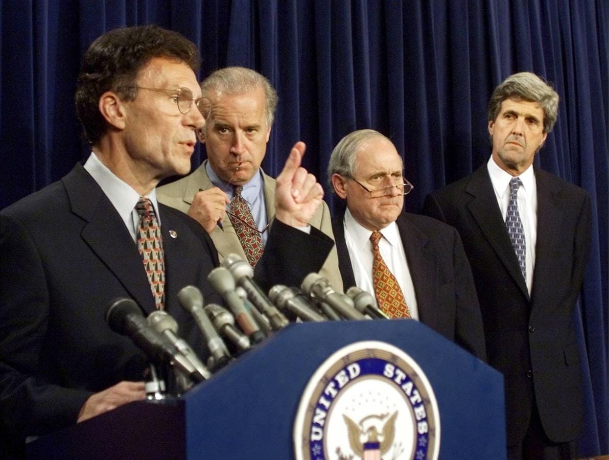 Rueda de prensa en defensa de la prohibición de las pruebas nucleares en 1999. Biden, segundo por la izquierda, se muerde las gafas