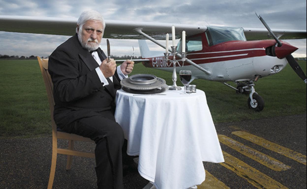 'Monsieur' Lotito, ante un plato suculento y una avioneta como la que se zampó.
