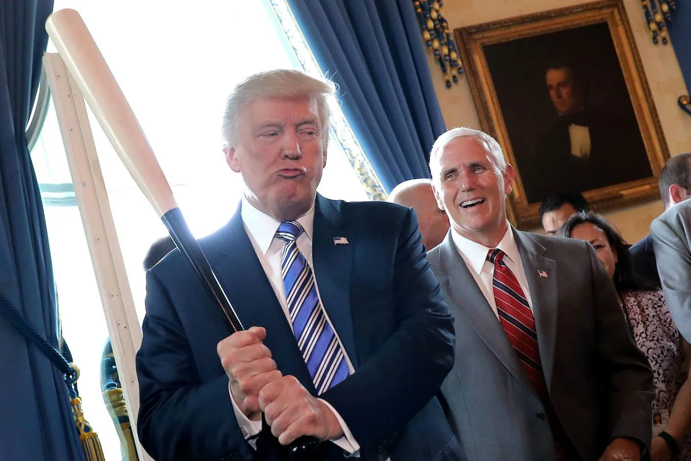 El candidato republicano sostiene un bate de béisbol ante su vicepresidente Mike Pence