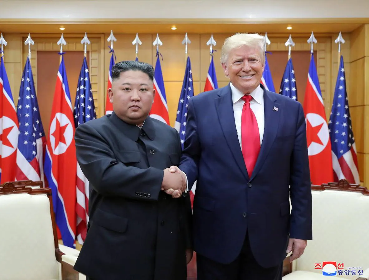 Trump estrecha la mano al dictador de Corea del Norte, Kim Jong-un, durante un encuentro en Hanoi (Vietnam) en febrero de 2019 