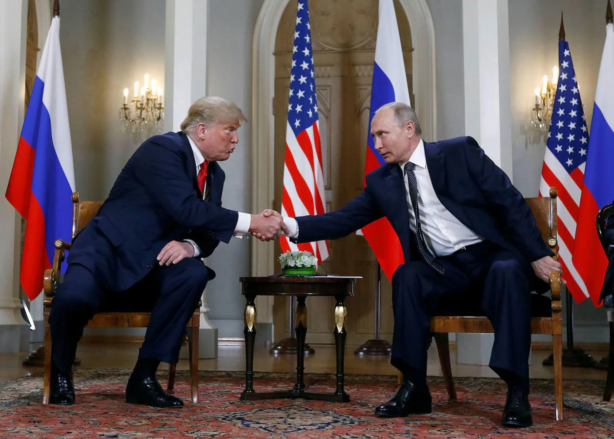 Trump y Putin se estrechan la mano en Helsinki (Finlandia) en 2018 