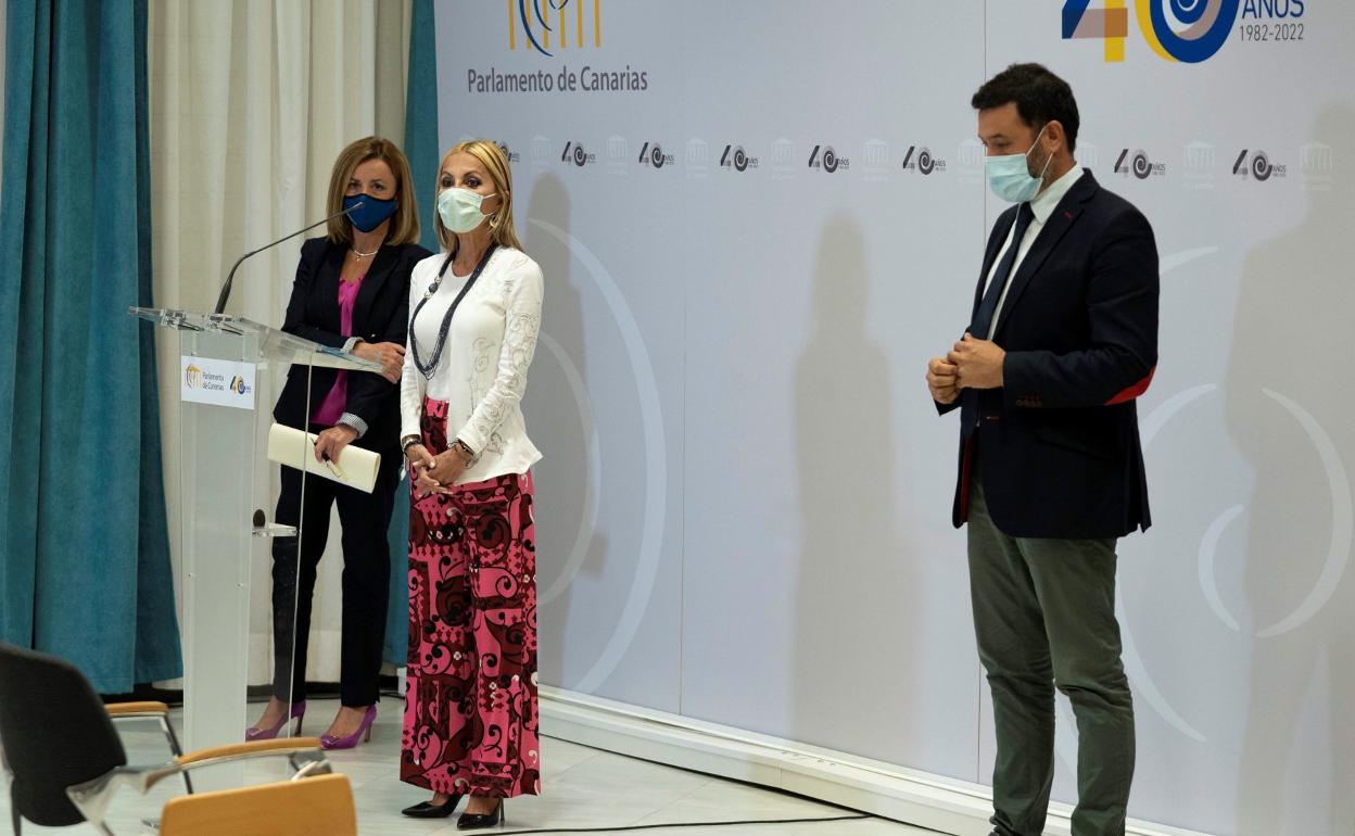 Ana Zurita, María Australia Navarro y Guillermo Mariscal ayer durante la rueda de prensa. 