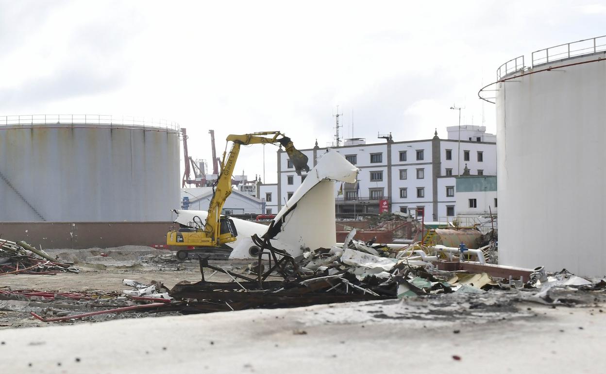 Imagen del derribo de los tanques que BP tiene en la entrada del Puerto y del Sebadal. 