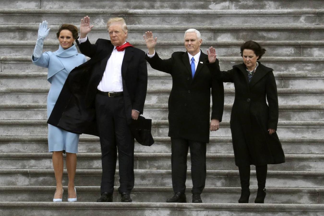Toma de posesión de Donald Trump en enero de 2017. A su derecha Melania, la primera dama. A su izquierda, Mike y Karen Pence
