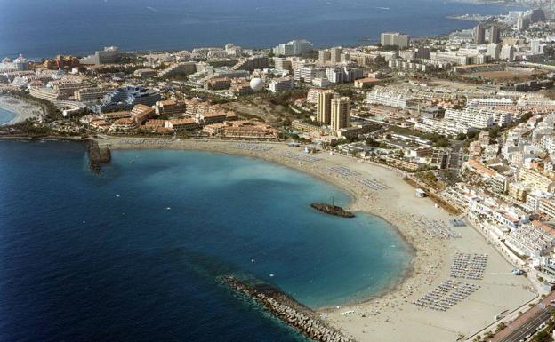 Imagen de archivo de la playa de Las Vistas, en Tenerife. 