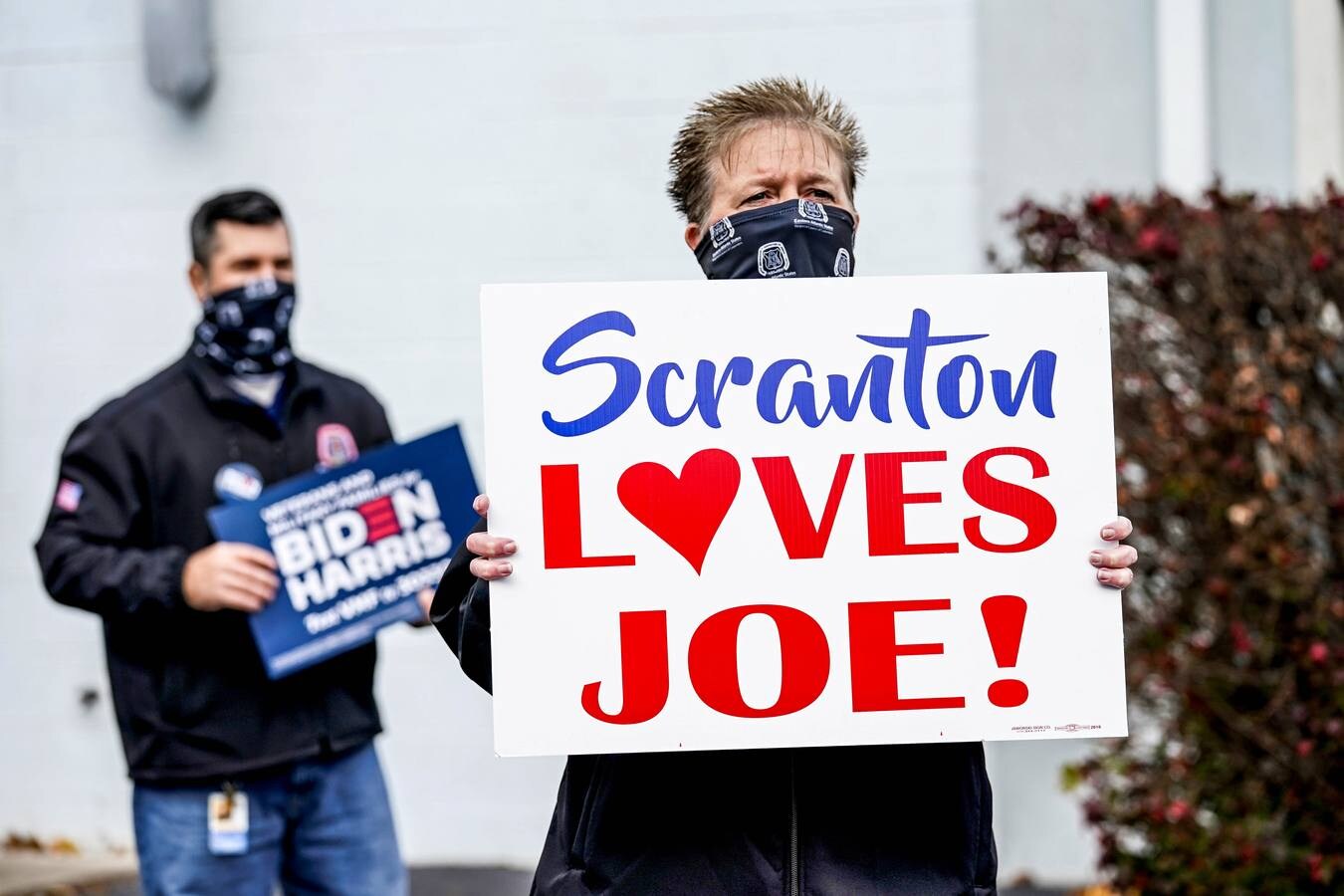Un partidario sostiene un cartel durante el acto de Biden en Scranton, Pensilvania.