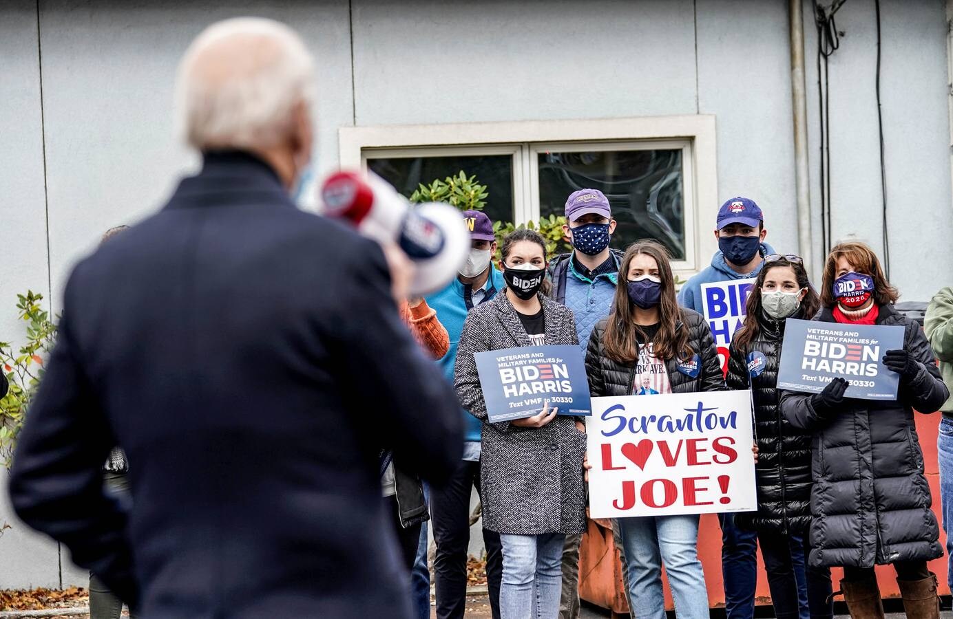 Biden habla delante de sus partidarios durante un evento el día de las elecciones en Scranton, Pennsylvania.