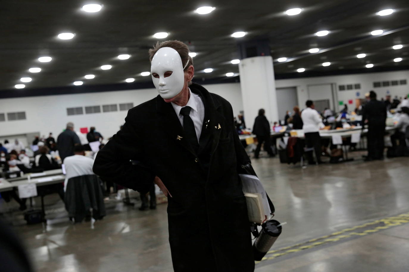 Una persona ataviada con una máscara causa disturbios en el TCF Center en Detroit, Michigan, EE. UU.