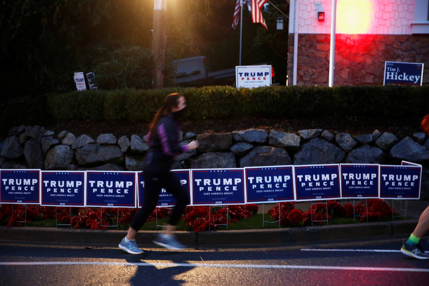 Una casa decorada con carteles de Trump / Pence en Kirkland, Washington. 