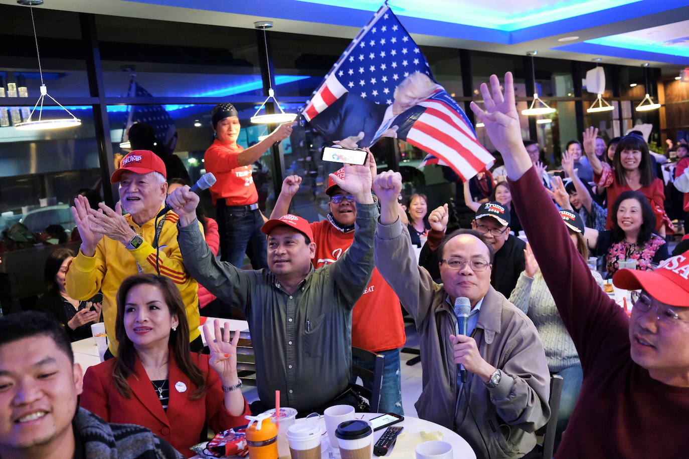 Los estadounidenses vietnamitas partidarios de Trump se reúnen durante una fiesta de vigilancia electoral en Houston, Texas.