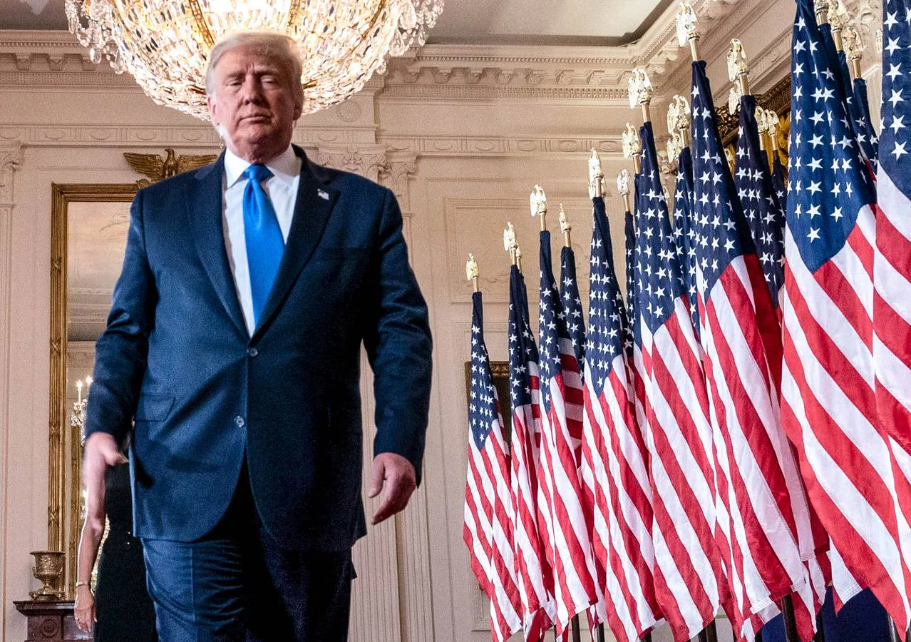 El presidente de los Estados Unidos, Donald J. Trump, se retira después de hablar en un evento en la Casa Blanca en Washington.