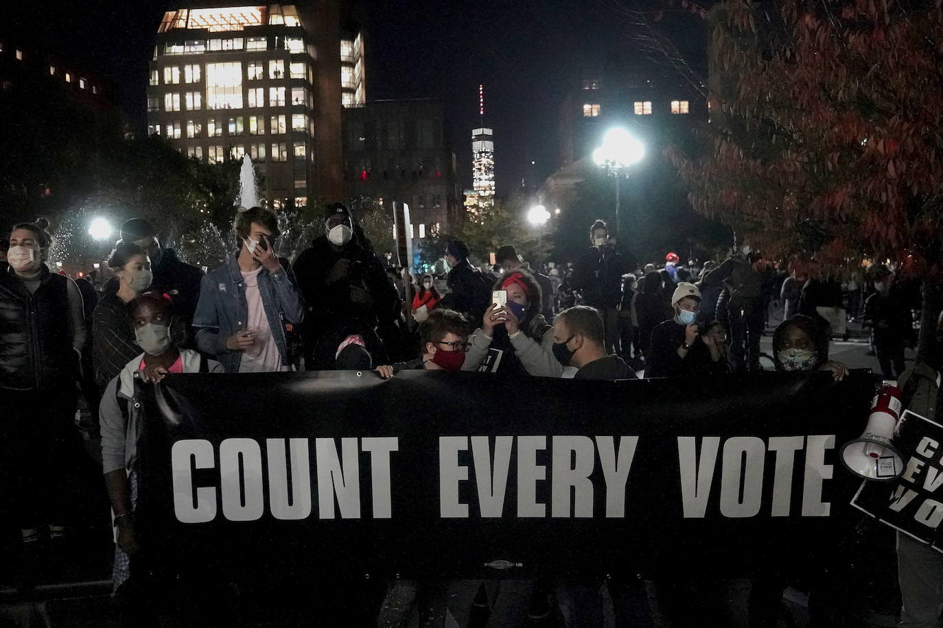 a gente asiste a un mitin "Count Every Vote" en Washington Square Park el día después de las elecciones estadounidenses en el distrito de Manhattan de la ciudad de Nueva York, Nueva York, EE. UU.