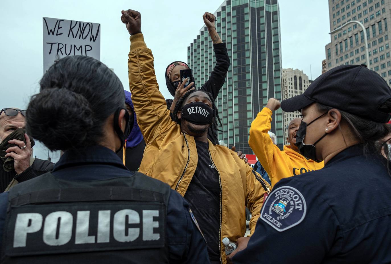 Los contramanifestantes corean "Black Lives Matter" y se mantienen alejados de los partidarios del presidente de los Estados Unidos, Donald Trump, que protestaban frente al TCF Center en el centro de Detroit, Michigan.