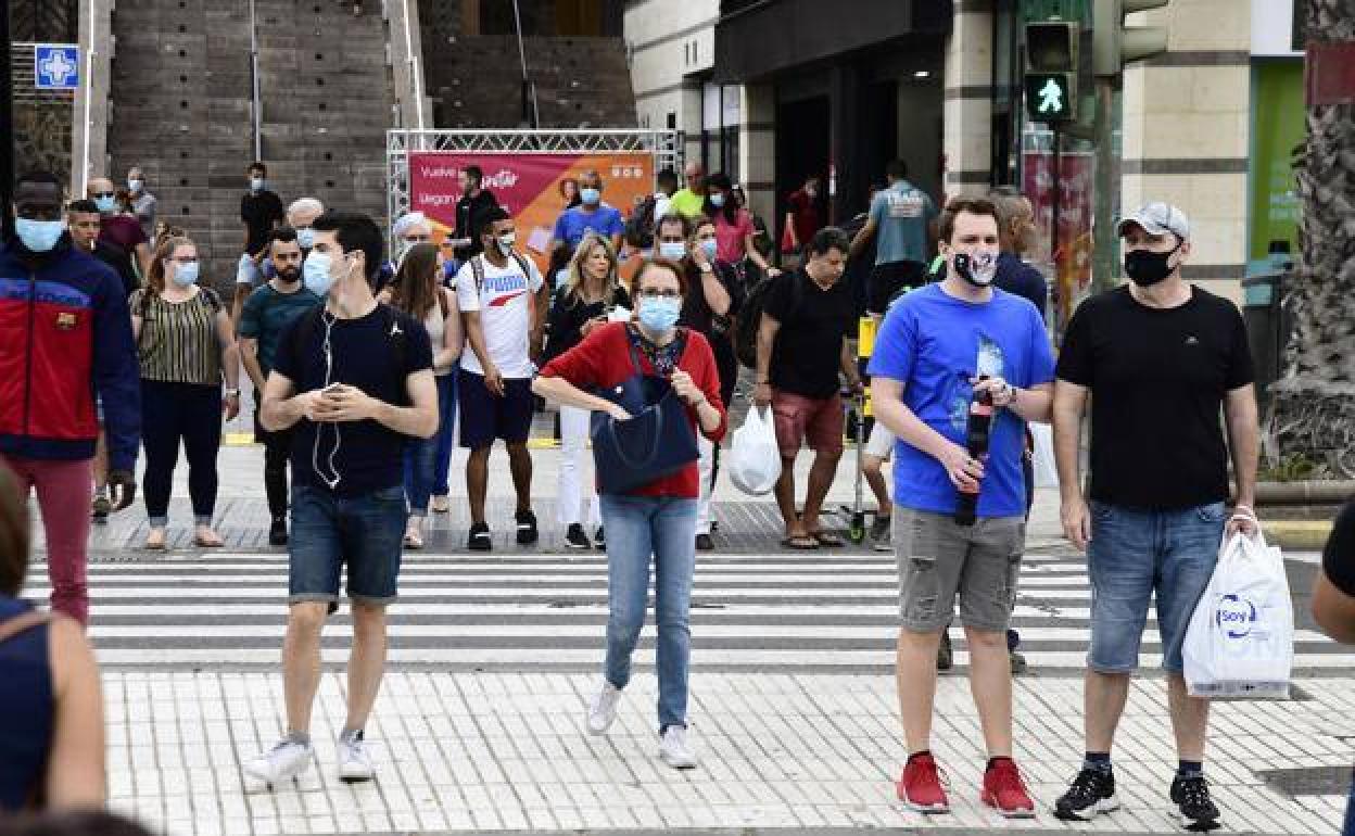 Las mascarillas son obligatorias enel día a día en Canarias. 