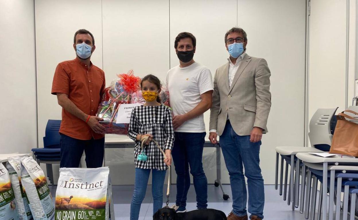 Daniel Mesa posó junto a su hija y Becker como ganadores del primer premio. 