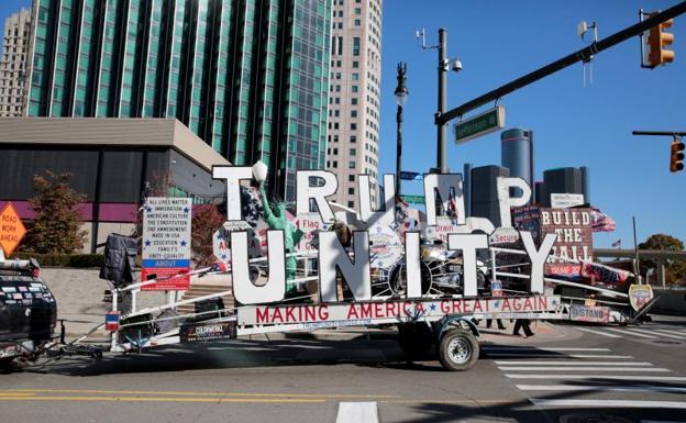 Un camión con un lema favorable a Trump circula por las calles de Detroit (MIchigan)./r. Cook / reuters