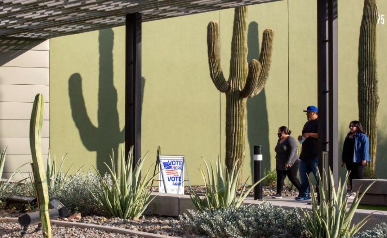 Una familia de hispanos se dirige a votar en la localidad de Eloy (Arizona).