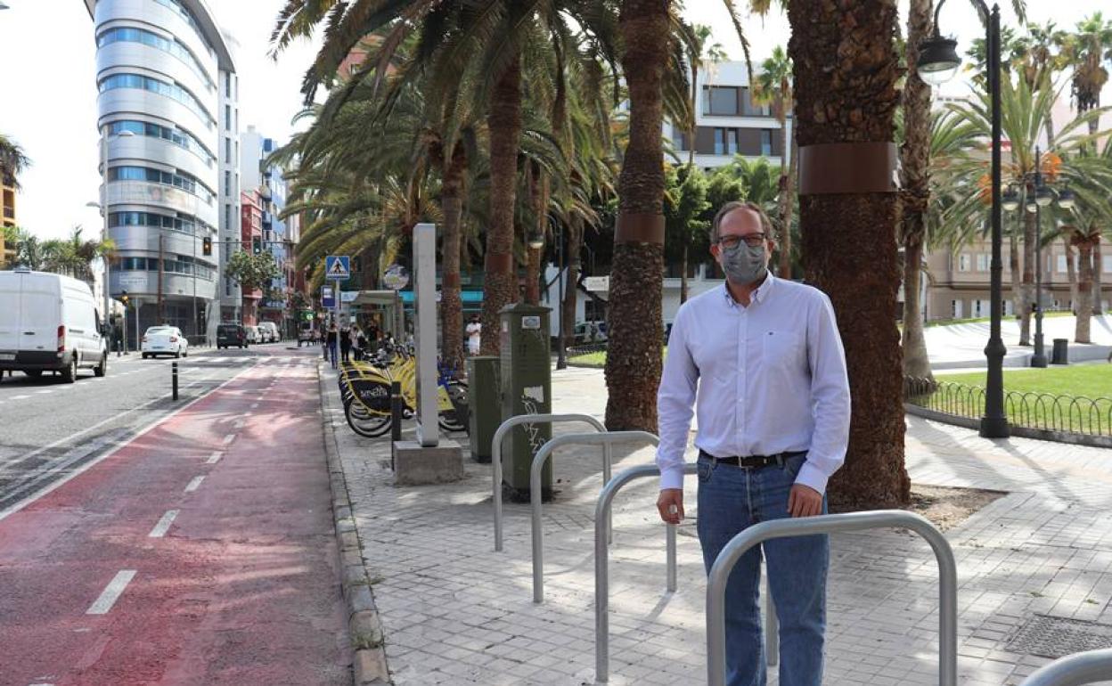 El edil de Movilidad, José Eduardo Rodríguez, en un espacio habilitado como aparcabicis. 
