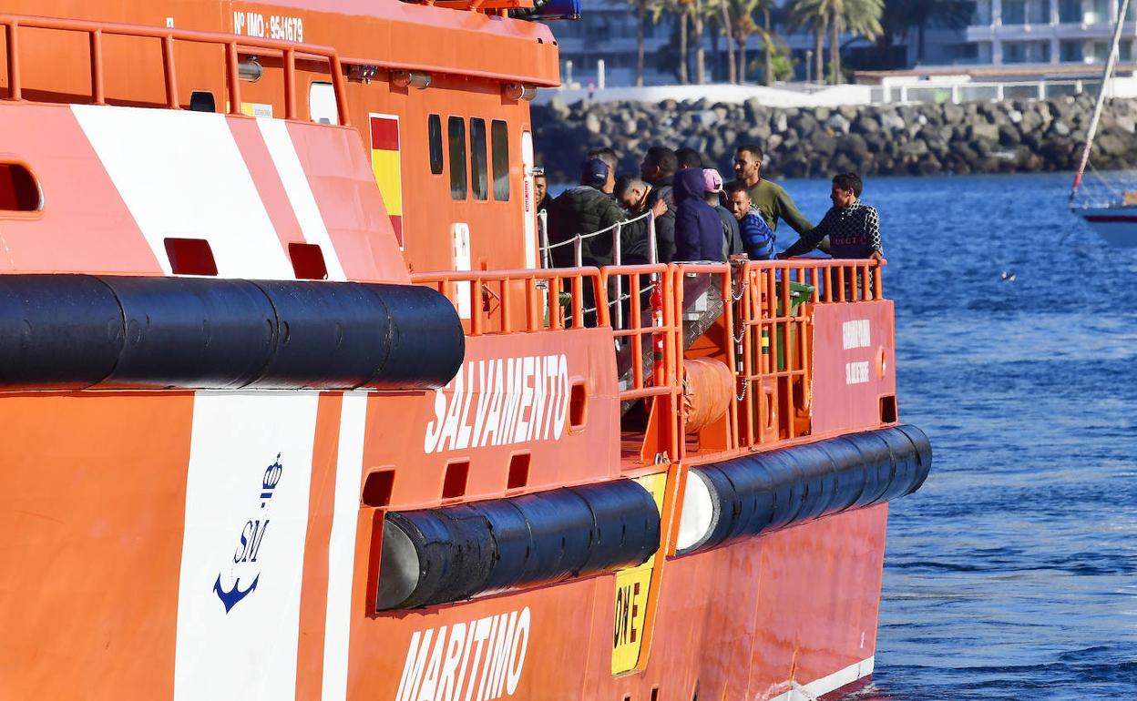 Localizan un cayuco con cinco personas cerca del Faro de Maspalomas