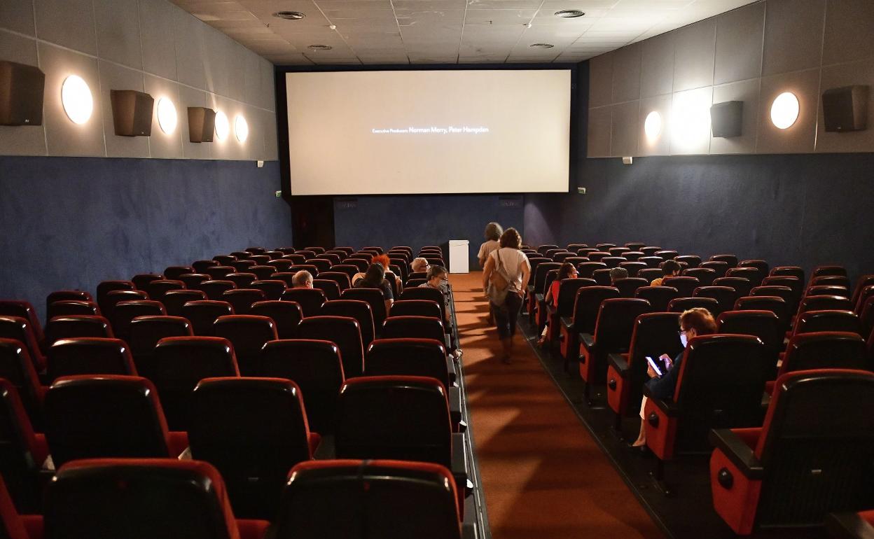 Publico abandonando una sala del Monopol el último día que el cine proyectó películas. 