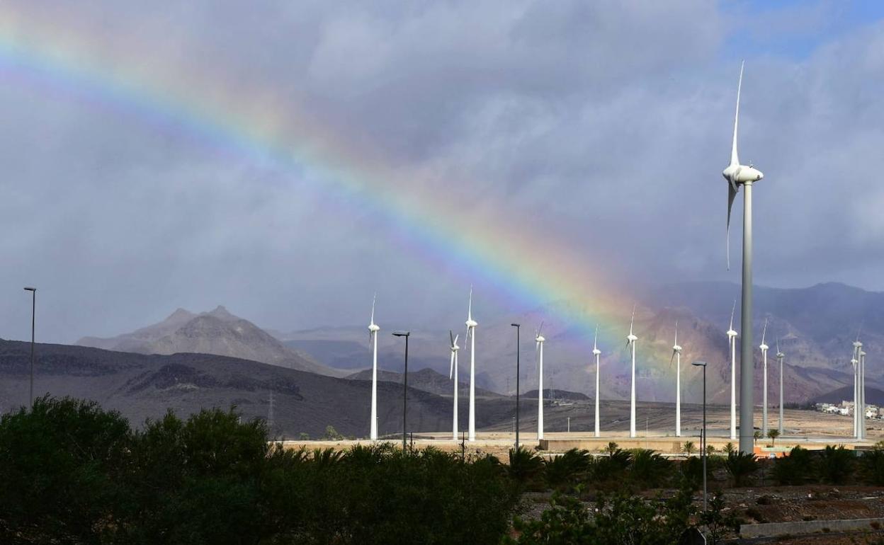 Un arcoíris atraviesa el cielo en la zona de Juan Grande tras los chubascos de esta madrugada. 