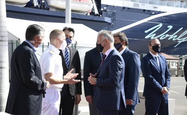 Imagen del presidente de Canarias, Ángel Víctor Torres, durante el recibimiento al Mein Schiff 2 en el puerto de La Luz y de Las Palmas. 