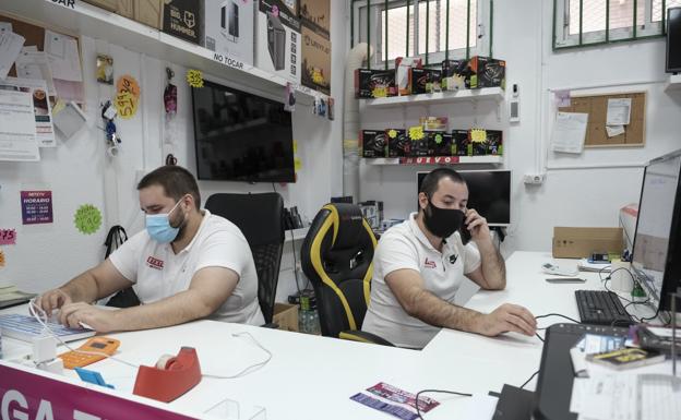 Los hermanos José y Efraín Martínez trabajan más de 16 horas diarias en su negocio de televisores (NetxTV). Les va bien pero a costade mucho esfuerzo. 
