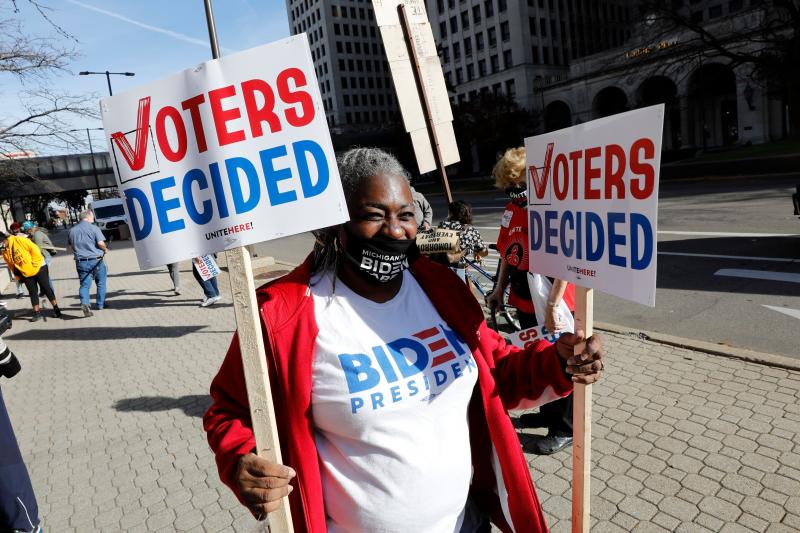 Una mujer muestra su apoyo a Joe Biden por las calles de Detroit.