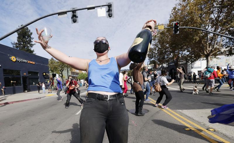 En Oakland, California, se descorcharon botellas para festejar el triunfo.