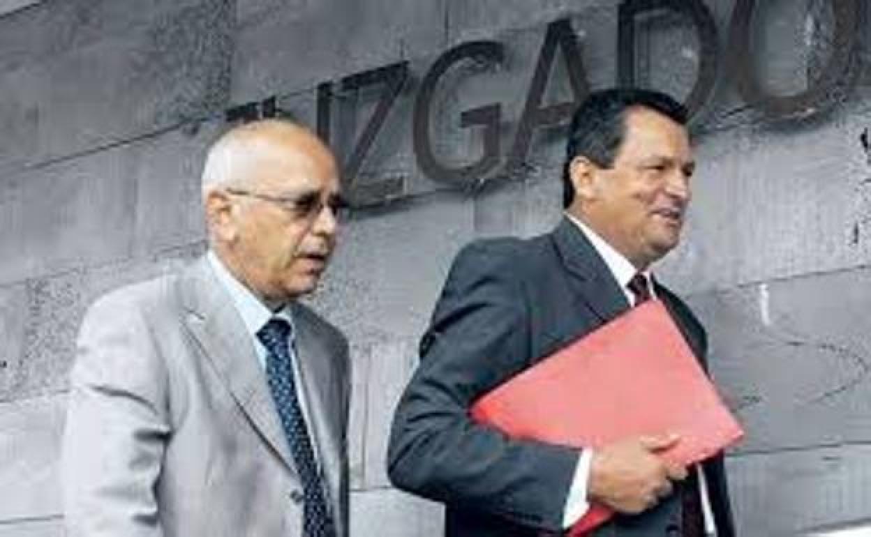 Juan Ramírez, con carpeta, accediendo a sede judicial. 