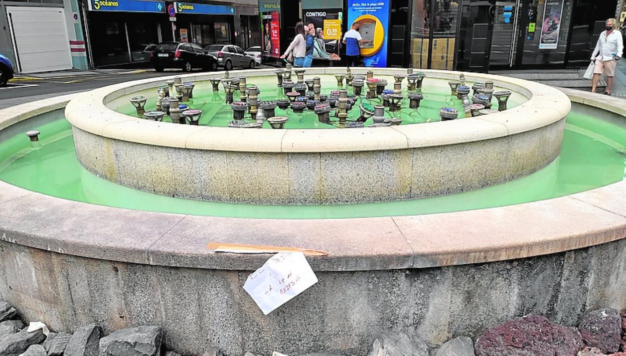 Una de las fuentes afectadas luce un aviso ciudadano. 