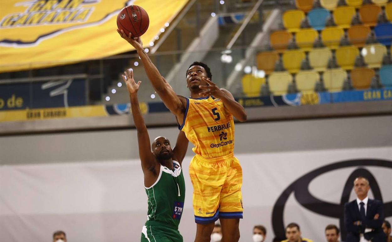 Imagen del partido de la ida entre isleños y franceses, con victoria amarilla (94-82).