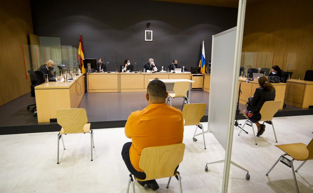 A la izquierda, el acusado mientras declara la víctima. 