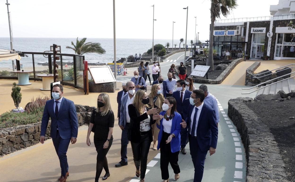Yaiza Castilla, con autoridades, en el paseo de Las Cucharas de Costa Teguise. 