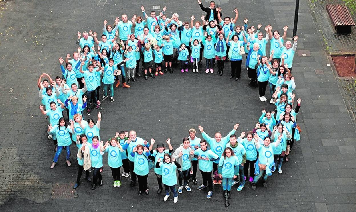 Imagen en la jóvenes y adultos recrean el círculo azul del Día de la Diabetes en la Plaza de la Concepción de La Laguna. 