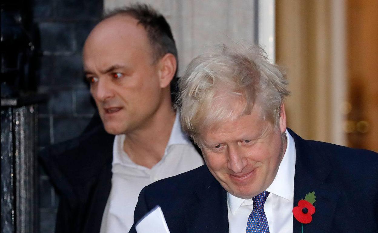 El primer ministro británico, Boris Johnson, y su recién dimitido asesor Dominic Cummings, en una imagen de archivo.