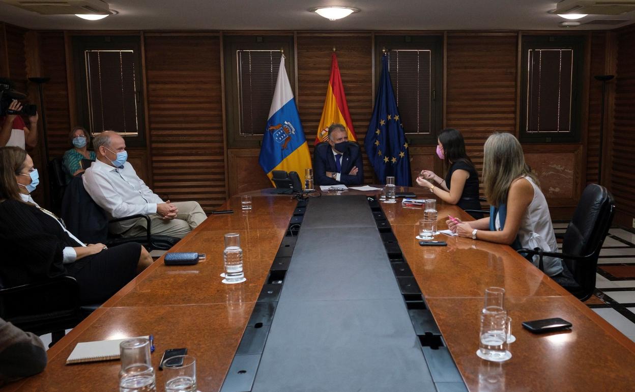 El presidente del Gobierno, Ángel Víctor Torres, en la reunión de ayer con el CEO de TUI. Asistió Yaiza Castilla y Cristina del Río, de Canarias Fortaleza. 